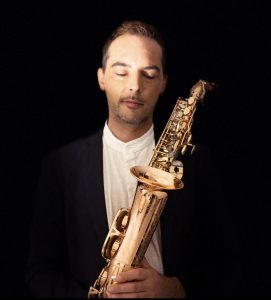 photo de maxime avec son saxophone à la main